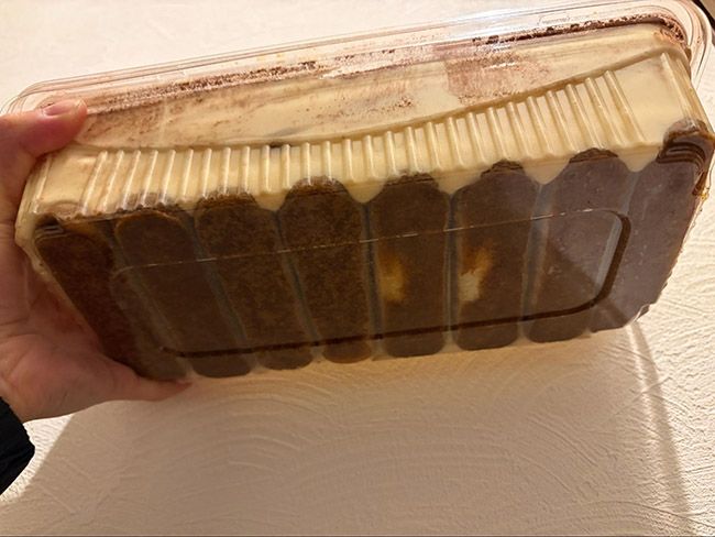 コーヒーがたっぷり染み込んだビスケットが8つ