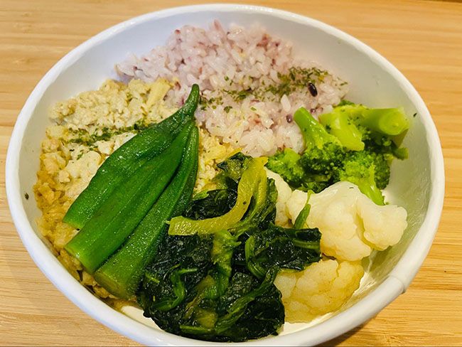 第3位「1/3日分の野菜を使った雑穀ごはん スパイシーグリーンサラダ」