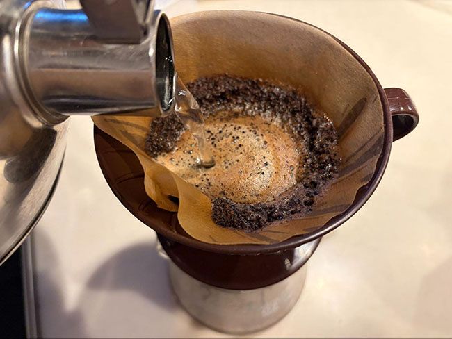 ゆっくりと熱湯を注ぎます