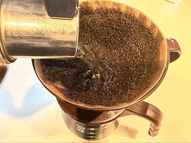 2～3回に分けてお湯を注ぎ