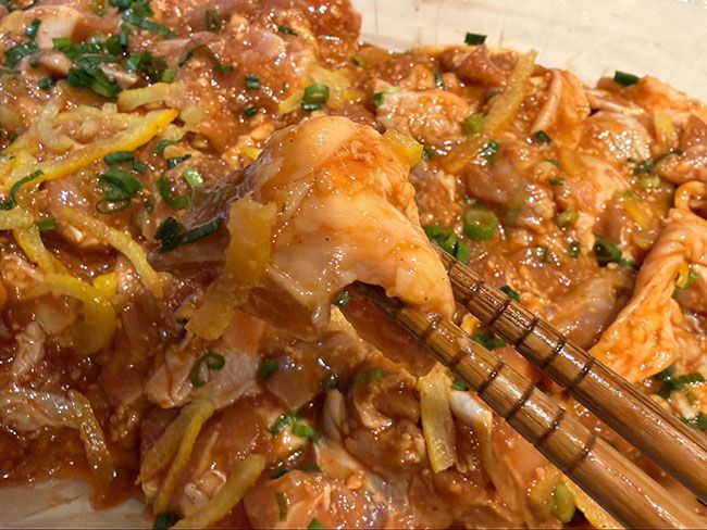 蓋を開けると味噌の甘い香りの中に、ふわっと山椒と柚子の爽やかな香りが立ち上ります