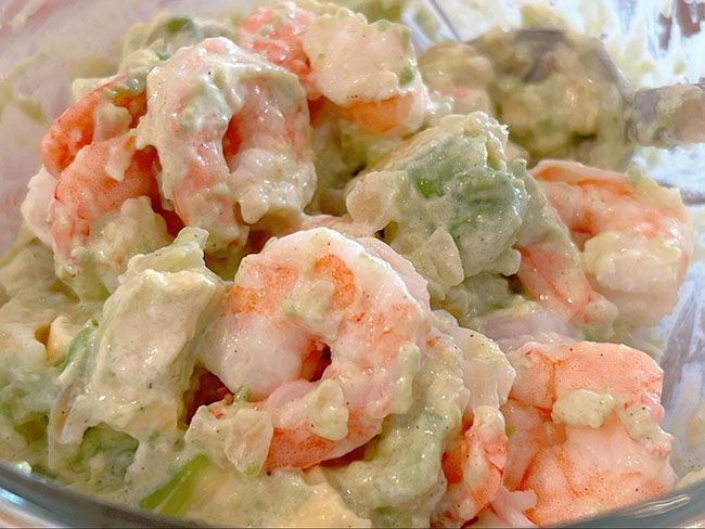 エビとアボカドとオニオンのサラダ