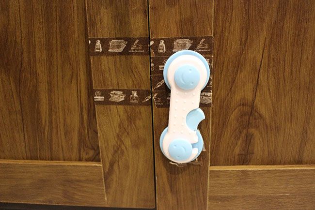 (2)表面がザラザラした木製キャビネット