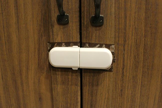 セリア「開き戸安全ロック」