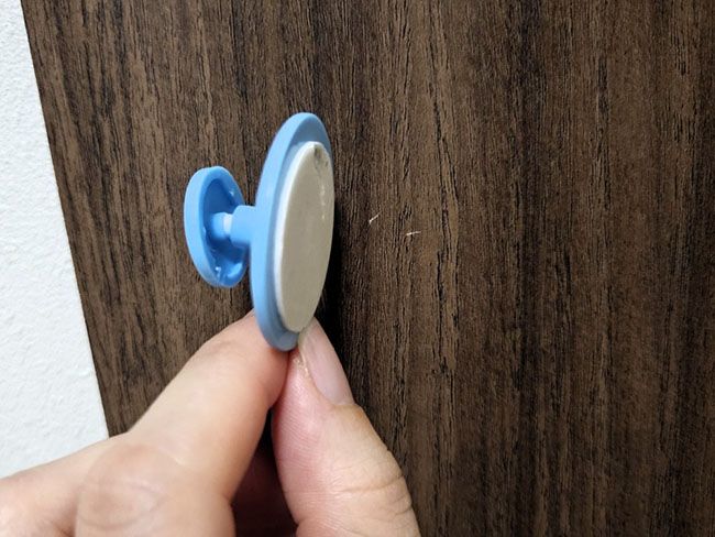 ダイソー「開き戸安全ロック」２個（青）