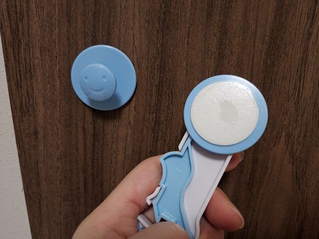 ダイソー「開き戸安全ロック」２個（青）