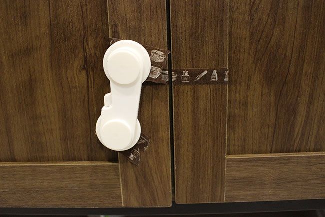 (2)表面がザラザラした木製キャビネット