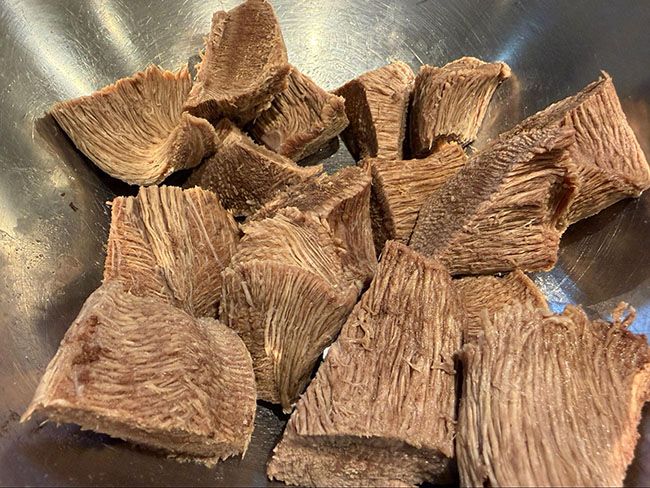 下ゆでが終わったらタン先を鍋からあげてカットする